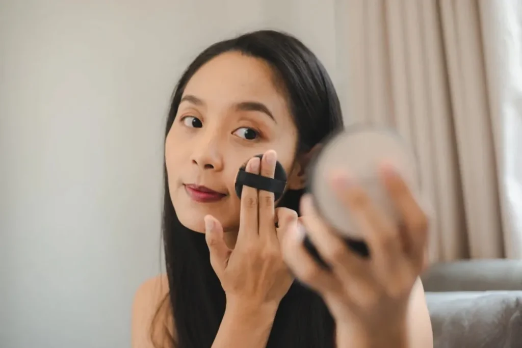 Le maquillage minimaliste : moins de produits, plus de geste juste